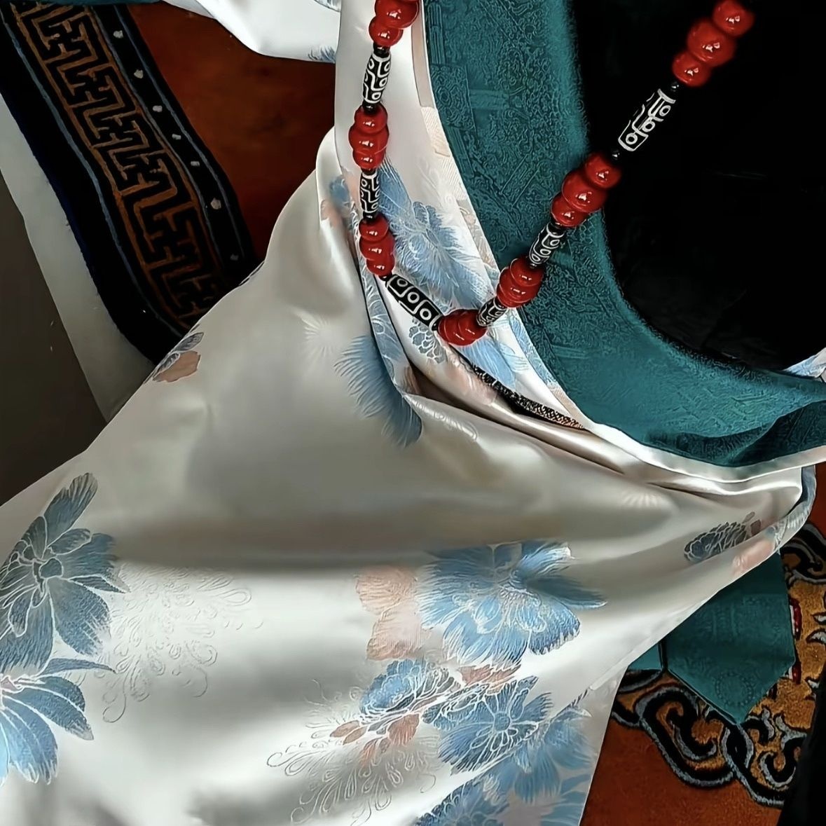 Nuovo Costume Tibetano Bhutano - Ethnic Fashion Shoot recensione e prezzo