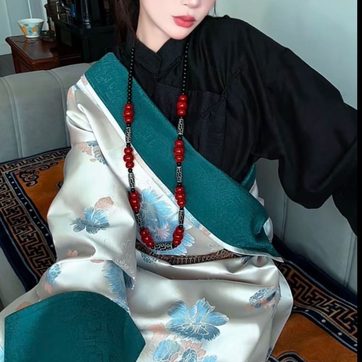 Nuovo Costume Tibetano Bhutano - Ethnic Fashion Shoot recensione e prezzo